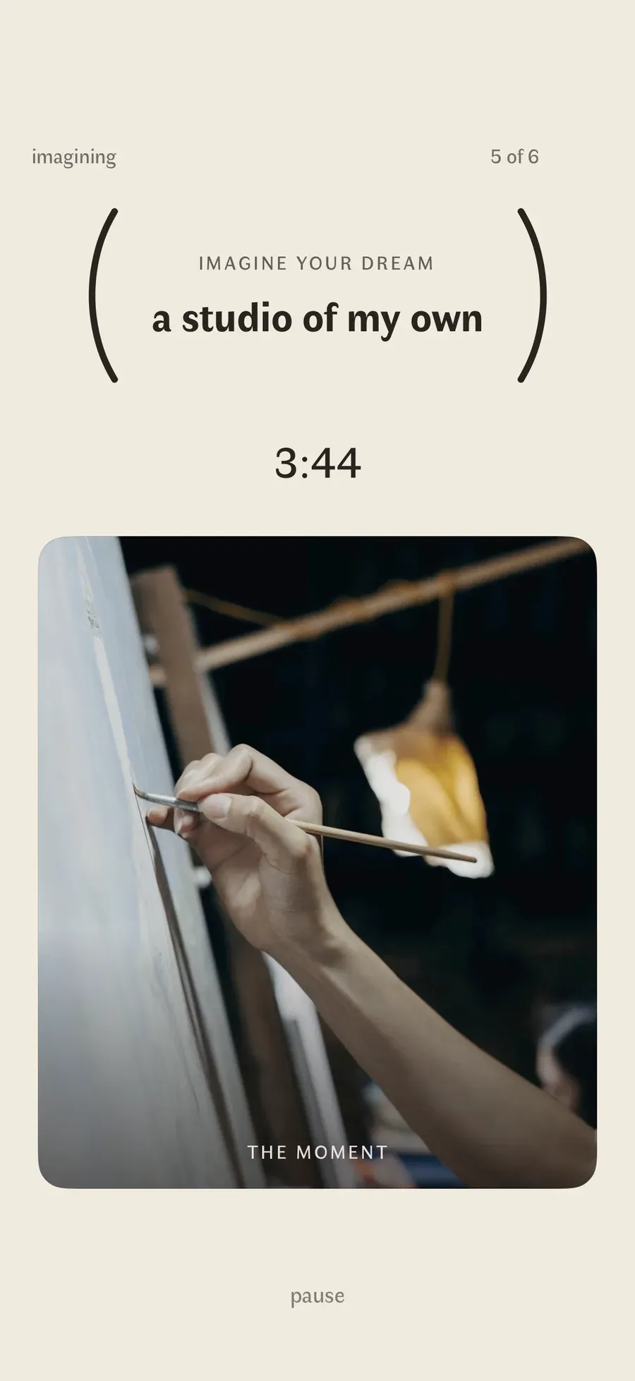 Een verbeeldingssessie op de telefoon: een timer op 3:44 boven een beeld van een hand die schildert, met het label 'the moment'.