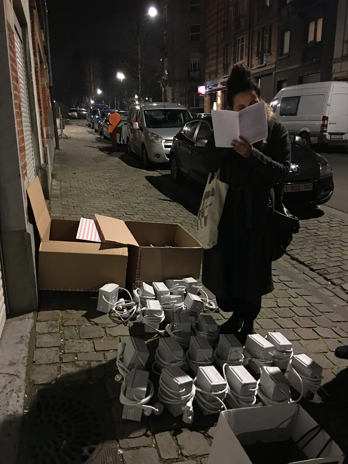 Dimmers worden bij avond op straat uitgedeeld, met een lijst in de hand.