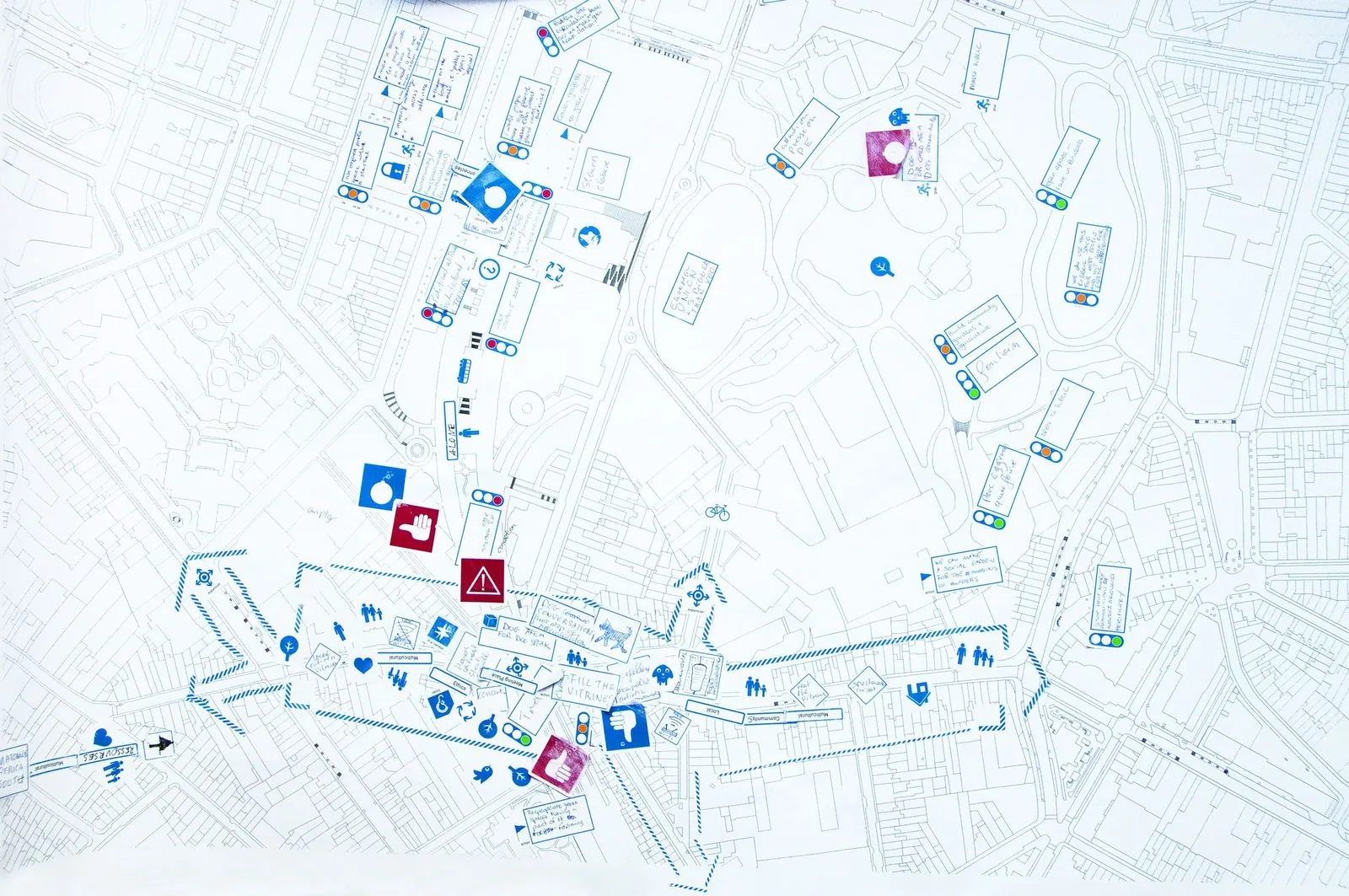 Een afgewerkte MAP-it-kaart: een stadsplan volgeplakt met stickers, iconen, verkeerslichten en handgeschreven briefjes.
