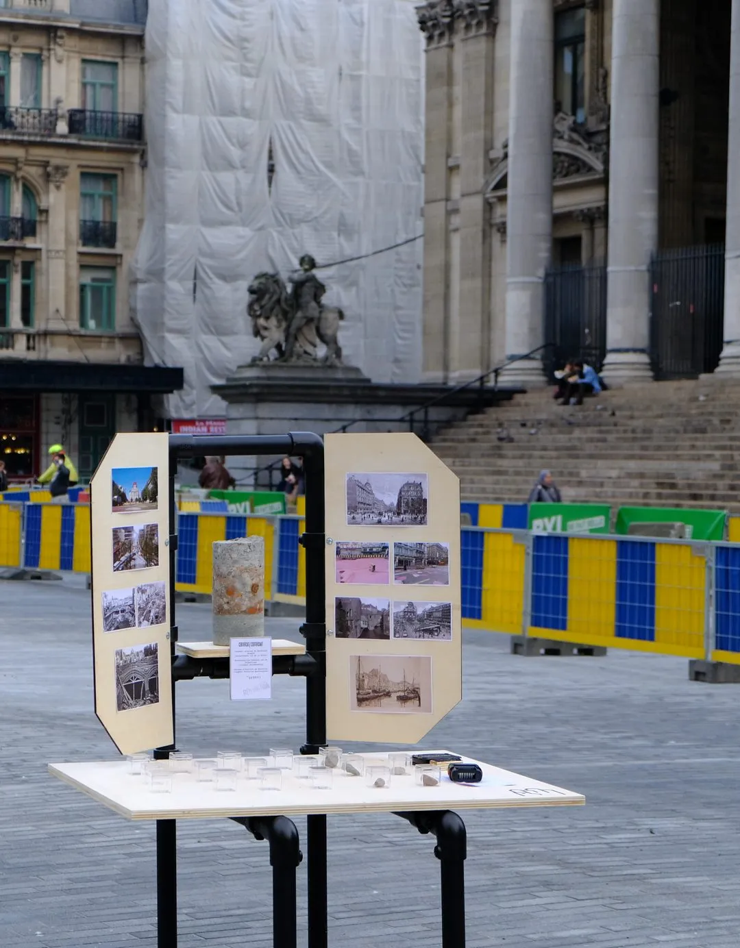 Pieces of the Piétonnier: een module met historische foto’s van de boulevard en een boorkern beton, voor de Beurs.