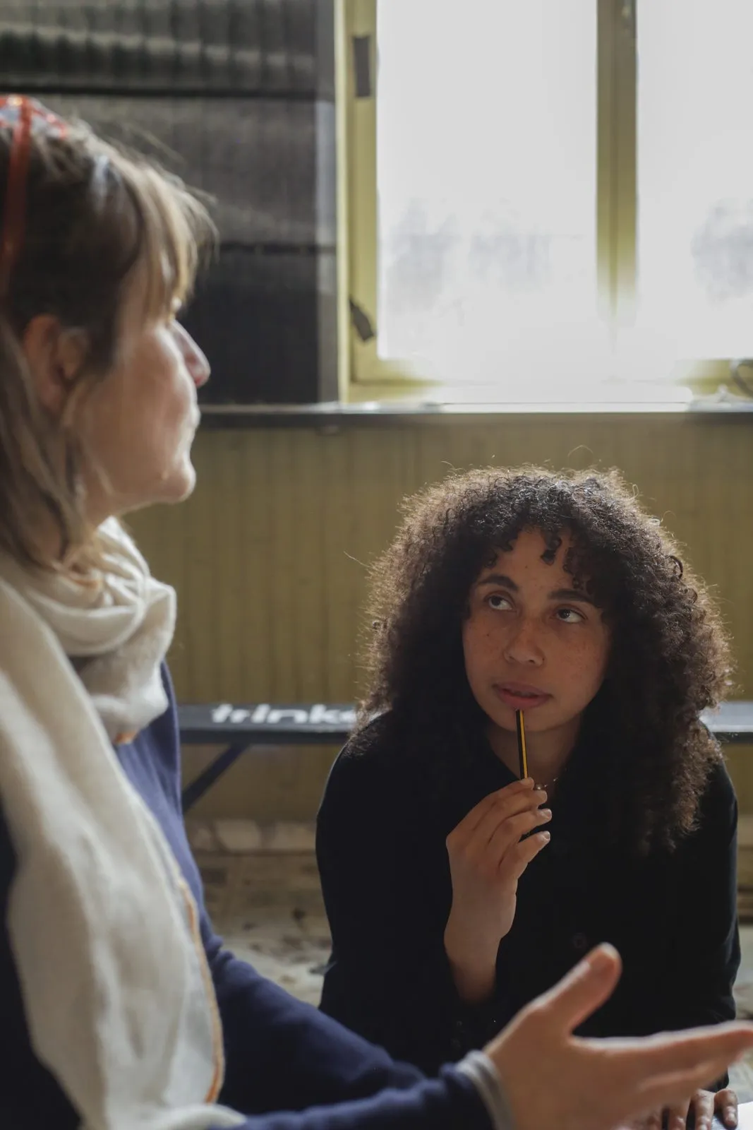 Twee deelnemers in gesprek tijdens een werksessie.