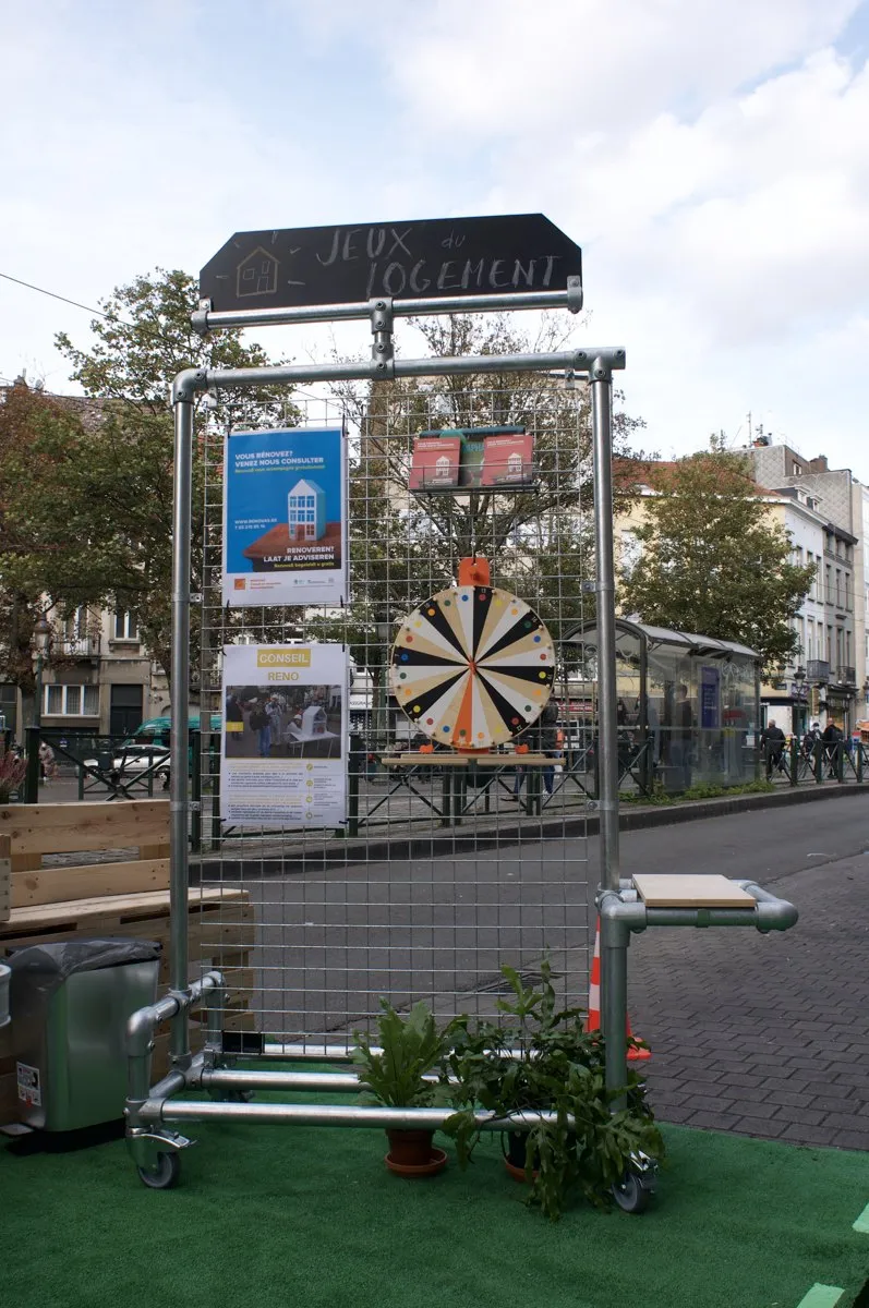 Een frame met panelen van onderaf gezien, tegen de lucht.